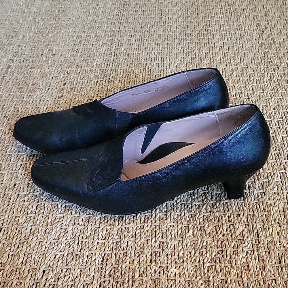 BEAUTIFEEL black leather kitten heels. Comfortable shoes!  Size 39 or 8.5.